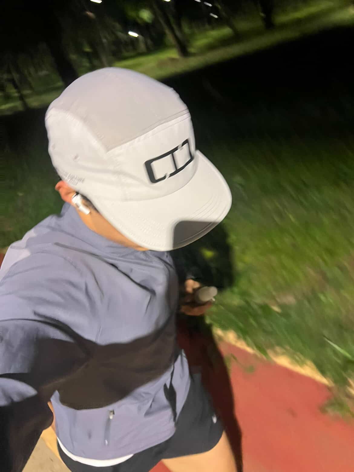 Runner Cinza — Boné Técnico para Corrida (Edição Limitada)