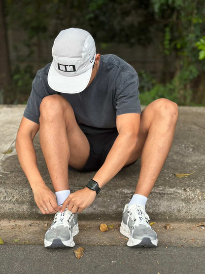 Runner Cinza — Boné Técnico para Corrida (Edição Limitada)