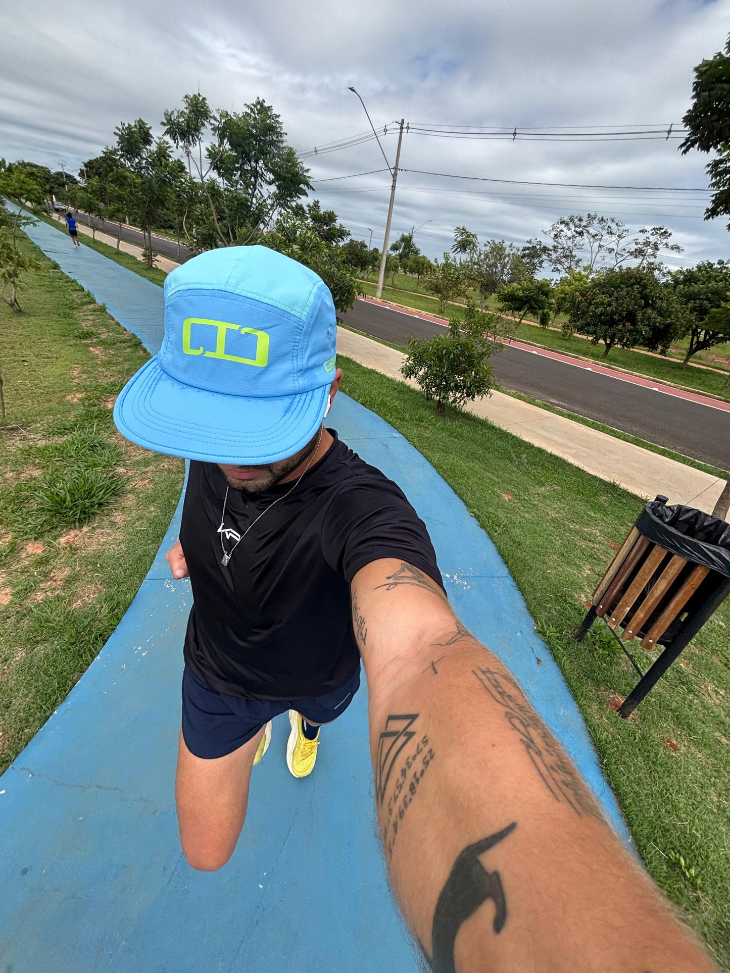 Runner Azul — Boné Técnico para Corrida (Edição Limitada)
